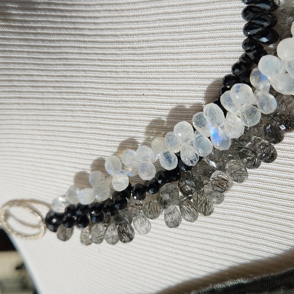 Black and White Necklace - Picture 2 of 5